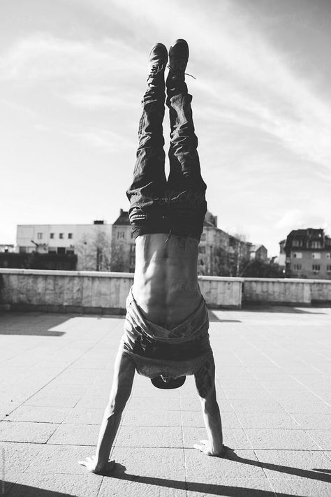 Handstand por MEM Studio - Stocksy United Stuntman Aesthetic, Handstand Photo, Handstand Aesthetic, Gym Aesthetics, Hand Stand, Sport Aesthetic, Vision 2024, Walking Man, Gym Photos