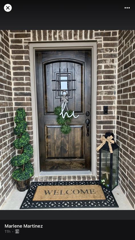 Front Door Ideas Small Space, Narrow Front Door Entry Exterior, No Porch Front Door Entrance, Small Outdoor Entryway Ideas, Cute Front Door Ideas, Small Front Door Ideas, Spring Front Porch Decor Entrance, Small House Entrance, Back Door Entry Ideas