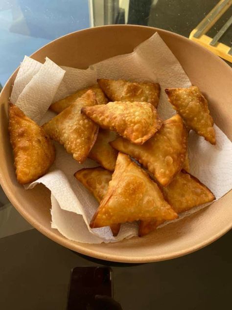 Chicken 🐔 Samosas Samosas Aesthetic, Samosa Aesthetic, Tanishka Core, Chicken Samosas, Chicken Samosa, Halal Recipes, Food O, Food Goals, Samosa