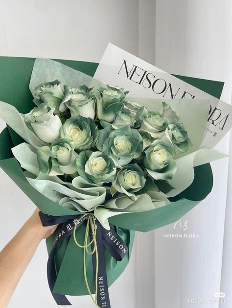 Green Bouquet Aesthetic, Pretty Bouquet Of Flowers Aesthetic, Green Rose Bouquet, Green Flower Bouquet, Flowers For Men, Luxury Flower Bouquets, Fancy Flowers, Green Bouquet, Flower Bouquet Diy