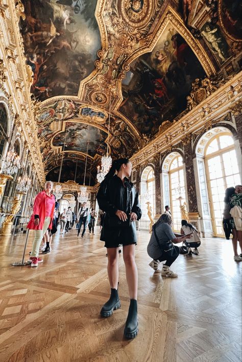 Versaille Palace Outfit, Versailles Aesthetic Fashion, Versailles Photoshoot Ideas, Versaille Photo Ideas, Versailles Picture Ideas, Palace Of Versailles Outfit, Versailles Photo Ideas, Versailles Photoshoot, Versailles Instagram Pictures