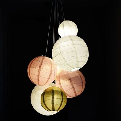 How To Do Your Own Wedding Paper Lantern Chandelier Lantern Decor Bedroom, Paper Lantern Chandelier, Do It Yourself Decoration, Paper Lanterns Wedding, Paper Lantern Decor, Paper Lantern Lights, Hanging Paper Lanterns, Round Paper Lanterns, Rooftop Party