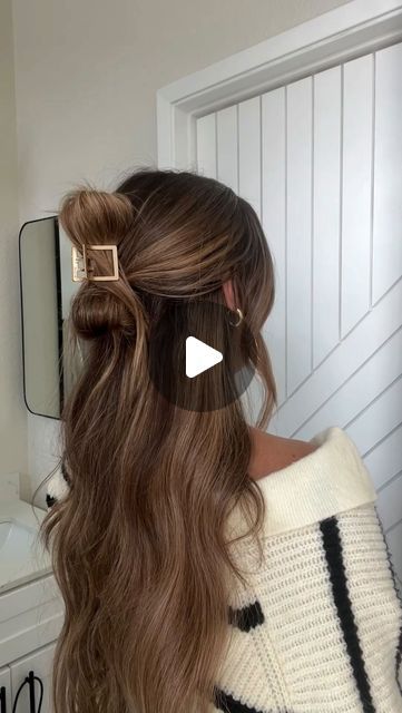 breanna cohoon on Instagram: "easy half up hairstyle 🫶🏼 comment “gold clips” for my favorite gold clips 
.
.
.
.
#hairstyle #hairtutorial #fallstyle #fallinspo #fallhair #easyhairstyles #style #fashion" Half Up Half Down Hair With A Clip, Half Up Half Down With Claw Clip, Half Up Hair Clip, Easy Half Up Half Down Hairstyles, Easy Half Up Half Down Hair, Half Up Hairstyles, Half Up Hairstyle, Easy Work Hairstyles, Braided Half Up