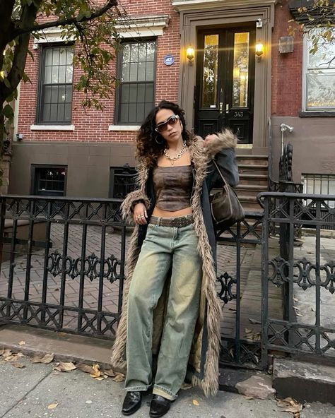 Fall Block Party Outfit, 90s New York Fashion, Earthy Winter Outfits, Gig Fashion, Black Hippie Outfits, Gypsycore Fashion, Earth Toned Outfits, Gig Outfit, Fur Coat Outfit