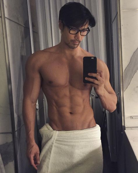 This Hot Guy Is Allegedly 50 Years Old And It Will Actually Blow Your Mind Chuando Tan, Taking A Selfie, Tan Guys, Shirtless Men, Good Looking Men, Male Body, The Mirror, Asian Men, Male Models