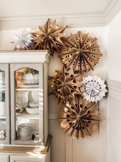 DIY- bricoler des flocons de neige fait de sacs en papier - Rêver en couleur Modern Kitchen Gadgets, Tableware Ideas, Diy Christmas Snowflakes, Home Organization Ideas, Paper Christmas Decorations, Snow Flakes Diy, Noel Diy, Paper Ornaments, Paper Snowflakes