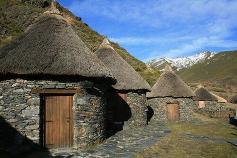 Ancient celtic houses Celtic Nations, Ancient Houses, Ancient Celts, Celtic Culture, Vernacular Architecture, Natural Building, Earthship, Celtic Art, Round House