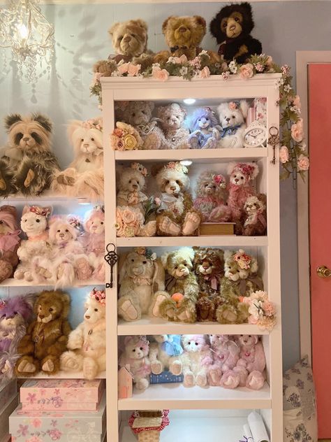 Plushie Organization Ideas, Stuffed Animal Display Ideas, Teddy Bear Room, Teddy Storage, Toy Collection Room, Stuffed Animal Displays, Fluffy Teddy Bear, Teddy Bear Hug, Muffy Vanderbear