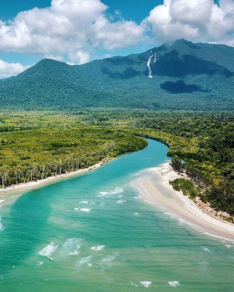 Once again, @tropicalnorthqueensland has proven that green and blue make a dreamy holiday colour combo! 🌴🌊 @freestyleaerials wandered into… Vision Board Australia, Bucket List Australia, Sand Island, Daintree Rainforest, Coastal Holiday, Port Douglas, Breathtaking Nature, Coconut Trees, San Nicolas