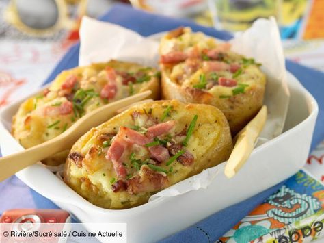 Recette Pommes de terre farcies au micro-ondes. Ingrédients (4 personnes) : 4 belles pommes de terre à chair ferme, 100 g de lardons, Crème fraîche épaisse... - Découvrez toutes nos idées de repas et recettes sur Cuisine Actuelle Student Recipes, Kitchen Recipes, Delicious Salads, Healthy Foods To Eat, Healthy Smoothies, Micro Onde, Food Hacks, Food Videos, Main Dishes