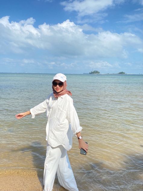 Phuket Outfit Ideas Hijab, Beach Aesthetic Outfits Hijab, Beach Outfit Hijab Casual, Bali Outfit Ideas Hijab, Ootd Mantai, Beach Hijab Outfit Ideas, Hijab Beach Outfit, Outfit Bali, Hijabi Summer Outfits