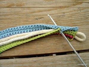 handles for crochet bags...they won't stretch! (this site is not in English, but you can tell by this photo how to make the handles) Crochet Handles, Confection Au Crochet, Crochet Bags Purses, Crochet Basket, Crochet Bags, Love Crochet, Crochet Purses, Knit Or Crochet, Crochet Handbags