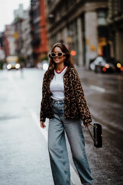 A girl wearing a gorgeous leopard jacket in the street of NYC Leopard Jacket Outfit Winter, Leopard Jacket Outfit Street Style, Leopard Print Jacket Outfit, Leopard Jacket Outfit, Print Jacket Outfit, Winter Jacket Outfits, Leopard Jacket, Leopard Print Jacket, Leopard Fashion