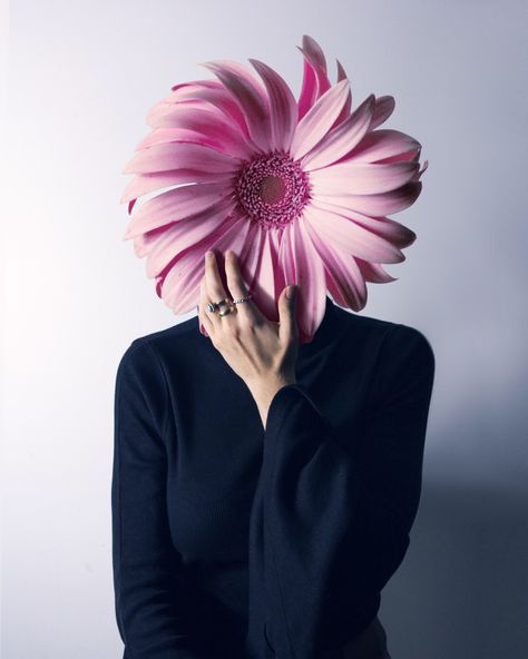 Altered Faces, Chill Art, Flower People, Flower On Head, Object Heads, Flower Face, Strange Photos, Face Photography, Flower Photography