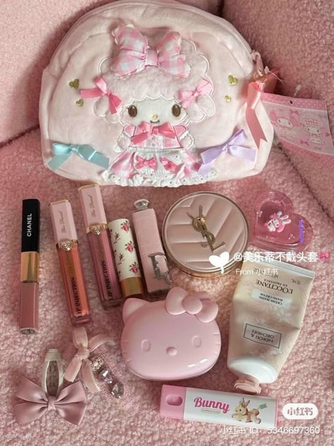 Coquette Whats In My Bag, Sanrio Makeup Bag, Cute Makeup Bag Aesthetic, What's In My Makeup Bag, Pink Bag Aesthetic, What's In My Bag Aesthetic, Pink Vision Board, Aesthetic Makeup Bag, Makeup Bag Aesthetic