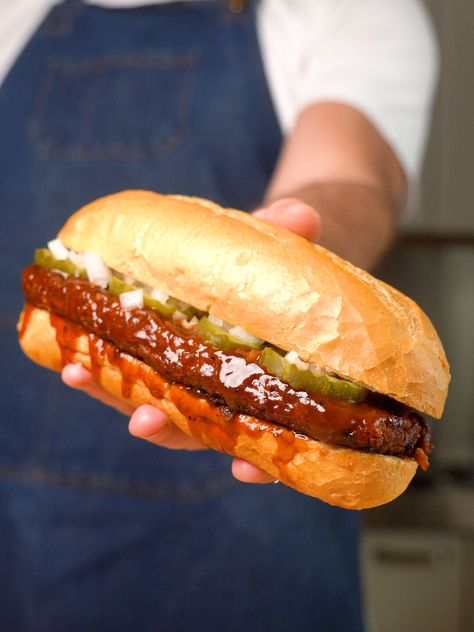 Vegan McRib - Thee Burger Dude The Burger Dude, Veggie Lunches, Vegan Copycat, Current Recipes, Vegetarian Burgers, Vegan Sandwich Recipes, Vegan Barbecue, Jackfruit Recipes, Course Ideas