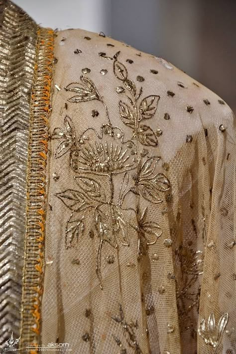 Mukaish Saree, Mukesh Work, Mukaish Work, Zardosi Embroidery, Gold Work Embroidery, Embroidery Fashion Detail, Zardozi Embroidery, Pakistani Couture, Embroidery On Kurtis