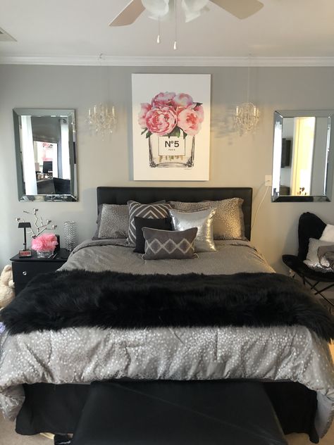 Glam Bedroom Decor Small Room, Small Feminine Bedroom Ideas, Cozy Glam Bedroom Modern, Modern Female Bedroom, Bougie Bedroom Ideas, Black White And Silver Bedroom, Pretty Bedrooms For Women, Small Glam Bedroom Ideas, Boujee Bedroom Ideas