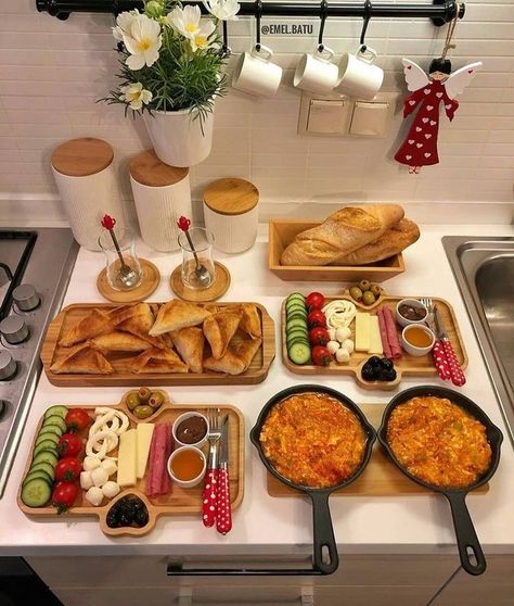 Breakfast Presentation, Breakfast Platter, Party Food Platters, Food Displays, Think Food, Food Table, Buffet Food, Food Goals, Food Platters