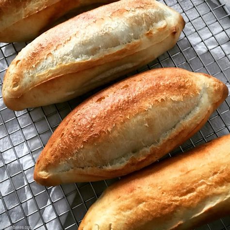 Vietnamese Bread Recipe, Vietnamese Banh Mi, Japanese Milk Bread, Bahn Mi, Baguette Recipe, Hoagie Rolls, Artisan Bread Recipes, Bread Roll, Bread Bun