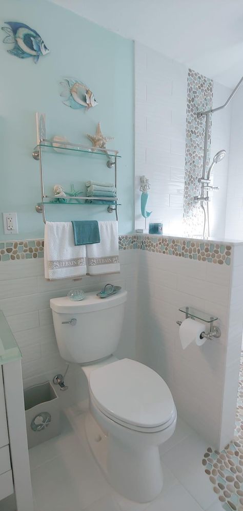 Ocean Bathroom Ideas, Sea Theme Bathroom, Small Coastal Bathroom Ideas, Coastal Bathroom Ideas, Seaside Bathroom, Seashell Bathroom, Teal Bathroom Ideas, Ocean Room Decor, Sea Bathroom