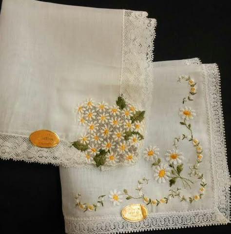 Embroidery Hankies, Handkerchief Embroidery, Lace Beadwork, Baby Dress Embroidery, Embroidery Napkins, Daisy Embroidery, Simple Hand Embroidery Patterns, Lace Pillow, Green Embroidery