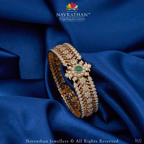 Emerald Bangles, Bangle Making, Black Beads Mangalsutra, Gold Jewelry Outfits, Black Beads Mangalsutra Design, Diamond Bangles, Diamond Wedding Jewelry, Jewelry Designing, Bridal Jewelry Collection