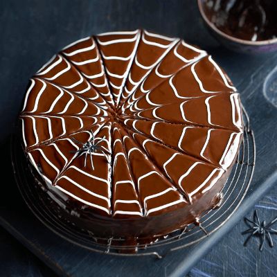 Chocolate spider web Halloween cake. Easy to make! Cake Recipes Chocolate, Spider Web Cake, Halloween Cake Recipes, Showstopper Dessert, Chocolate Cake Recipes, Ultimate Chocolate Cake, Kids Halloween Food, Halloween Cake Pops, Easy Halloween Food