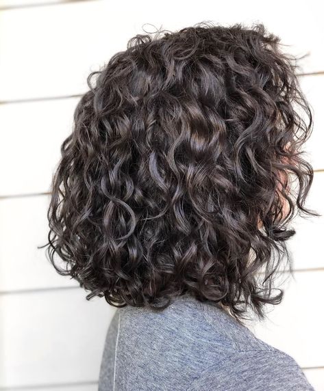 Keep your voluminous natural curls looking lively with styling cream and salt spray. #curlybob #curlybobhairstyles #curlybobhairstylesmedium Long Curly Bob Haircut, Kręcony Bob, Long Curly Bob, Tan Skin Blonde Hair, Curly Lob, Natural Curly Hair Cuts, Medium Length Curly Hair, Bob Haircut Curly, Curly Hair Photos