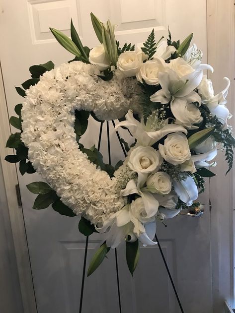 Heart Arrangement Flower, Wreaths For Funerals Ideas, Heart Floral Arrangement, Memorial Flowers For Graves, Sympathy Flower Arrangements, Wreaths For Funerals, Kids Diy Christmas, Sympathy Floral, Casket Flowers