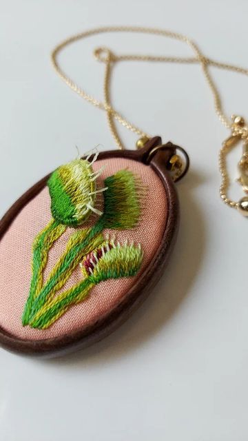 Fly Trap, Venus Fly Trap, Embroidery Craft, Hand Embroidery Designs, Mixing Fabrics, Handmade Design, Diy Inspiration, Cross Stitch Embroidery, Embroidery Stitches