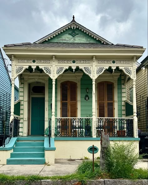 New Orleans Aesthetic Bedroom, Louisiana House Exterior, New Orleans Historic Homes, Creole Style Homes, New Orleans Buildings, French Colonial Exterior, New Orleans Aesthetic Interior, French Quarter Homes, New Orleans House Exterior