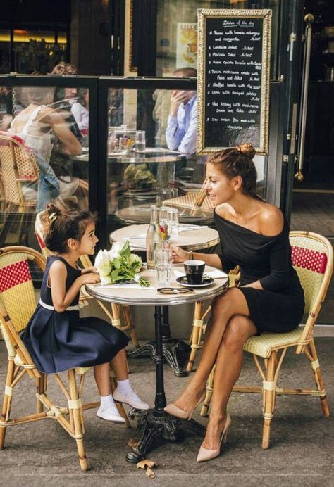 Like mother like daughter Mother Daughter Dates, Career Girl Daily, Chique Outfit, Parisian Women, Career Girl, Mommy Daughter, Future Mom, Question Of The Day, Future Lifestyle