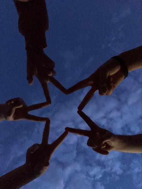 #Aesthetic #Wallpaper #Friends #Trend #Trendy #Sky #Night #PictureIdeas #Silhouette #Friendship Friends Aesthetic Silhouette, Friend Group Silhouette, 2018 Aesthetic Wallpaper, Sisters Aesthetic Pictures, Friends Silhouette Aesthetic, Frienship Aesthetic Pics, Group Hug Aesthetic, Platonic Friendship Aesthetic, Friendship Aesthetic Pictures