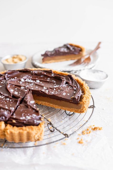 Salted Caramel Chocolate Tart, Salted Caramel Tart, Chocolate Ganache Tart, Almond Tart, Caramel Tart, Chocolate Pie, Salted Caramel Chocolate, Desserts Menu, Chocolate Almond