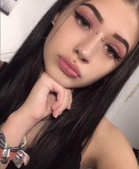 Nose Piercing Tips, Piercing Bridge, Piercing Facial, Nose Bridge Piercing, Spiderbite Piercings, Piercing Bouche, Piercing Face, Double Nose Piercing, Mouth Piercings