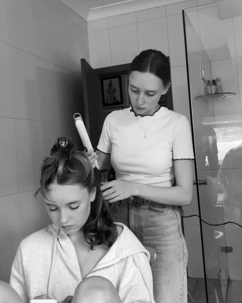 Black and white photo of older sister curling the hair of her younger sister for formal Aesthetic Sisters, Formal Aesthetic, Sisters Goals, Sister Pictures, Sister Photos, Girls Together, Older Sister, Younger Sister, Big Sis