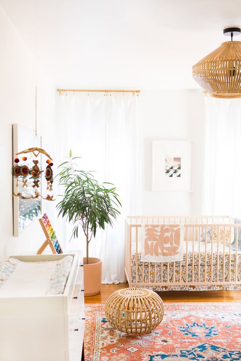 Mid Century Modern Nursery, Baby Nursery Design, Boho Baby Room, Boho Kids Room, Nursery Trends, Baby Room Themes, Baby Nursery Neutral, Chic Nursery, Baby Style