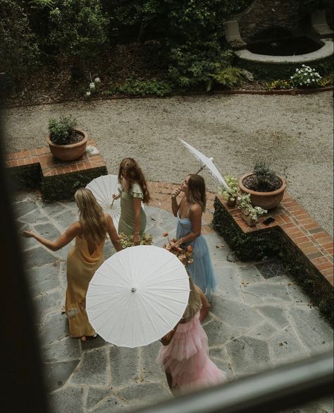 Editorial Bridesmaid Dresses, Bridesmaids Aesthetic Vintage, Garden Party Photography, Creative Bridesmaid Photos, Editorial Bridesmaid Photos, Bridesmaid Photoshoot Ideas, Bridesmaid Aesthetic, Umbrella For Wedding, Yea Party