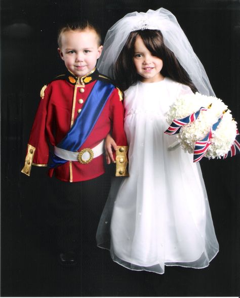 My 2 1/2 year old twins dressed as Will & Kate for Halloween 2011. Twin Halloween Costumes, King Costume, Funny Halloween Costume, Madeleine Mcgraw, Love Store, Halloween 2014, Creative Costumes, Fall Halloween Crafts, Costumes Ideas