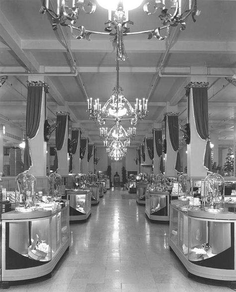 Bullocks downtown Los Angeles old pictures Bullocks looked much like this in the 60's when I worked there at age 19.  I had my little $1.25 an hr. paycheck spent by Friday.  I used to love entering  the store with the chandeliers and the marble pillars.. every bit of the store was spotless and grand. Boutique Hotel Paris, Los Angeles Architecture, Los Angeles Downtown, Paris Hotel, Vintage Los Angeles, Health Lessons, Hotel Boutique, Art Deco Architecture, Fancy Restaurant