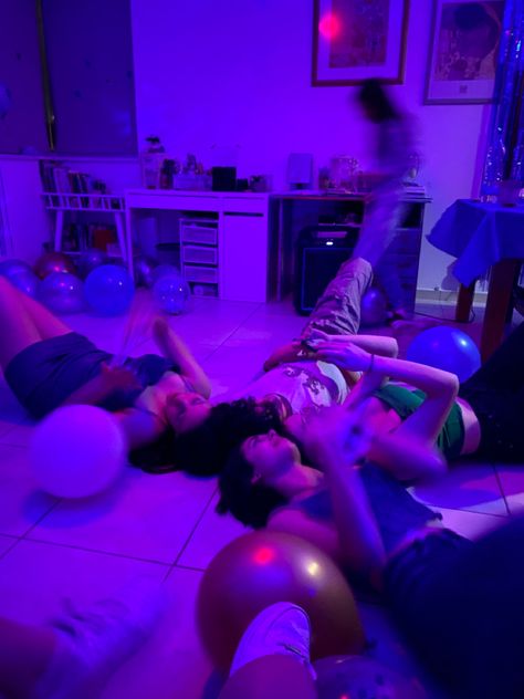 Euphoria Shifting Visuals, Teenage Birthday Party Aesthetic, Euphoria Aesthetic Room, Euphoria Party Aesthetic, Euphoria Dance, Euphoria Bday Party, Euphoria Themed Party Outfits, Euphoria Moodboard, Euphoria Aesthetic Party