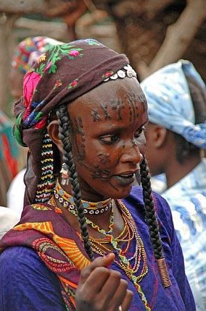 cerca de africa escarificacion africana mbororo etnias camerun Fulani People, Dp For Instagram, Facial Tattoos, African People, Woman Back, We Are The World, Vintage Portraits, Body Modifications, People Of The World