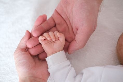 Parents hold the hand of their newborn b... | Premium Photo #Freepik #photo #baby-blanket #father-baby #baby-care #father-child Baby Holding Hand, Mother Feeding Baby, Mother Father And Baby, Mother Feeding, Tips For Happy Life, Mom Dad Baby, Father And Baby, Newborn Baby Photoshoot, Bride Photoshoot