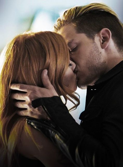 Jace And Clary Kiss, Clary Und Jace, Girl Wallpapers For Phone, Clary Y Jace, Hayley And Klaus, Clary And Jace, Rune Tattoo, Dominic Sherwood, Jace Wayland