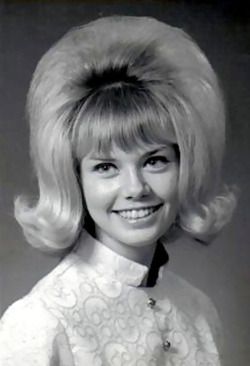 Bouffant hairstyle 1950 Hairstyles, 1960s Hair, 60s Hair, Bouffant Hair, Retro Hair, Hair Flip, Those Were The Days, Retro Hairstyles, Vestidos Vintage