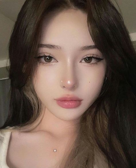 Simple Ulzzang Makeup, Simple Makeup Looks Asian, Makeup Ulzzang Korean, Deer Face Makeup Korean, Douyin Makeup On White Features, Douyin Makeup White Woman, Vietnamese Makeup Looks, New Jeans Makeup Look, Ulzzang Makeup Natural