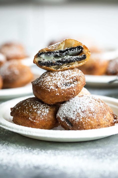 If you’re looking for the ultimate outrageous dessert experience, look no further than Deep Fried Oreos. This State Fair Favorite is just 5 ingredients (plus powdered sugar for dusting) and couldn’t be easier to make. The secret ingredient? Pancake mix! Deep Fried Ice Cream, Deep Fried Oreos, Fried Cheese Curds, Deep Fried Recipes, Fried Recipes, Fried Dessert, State Fair Food, Fried Oreos, Homemade Graham Crackers