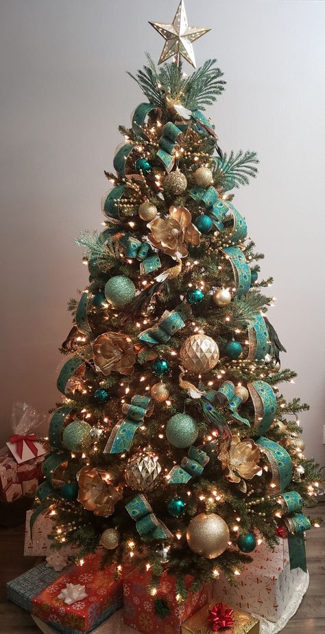 Creative Christmas Tree Ideas, Teal Christmas Tree, Green Christmas Decorations, Green Christmas Tree Decorations, Elegant Christmas Tree Decorations, Christmas Tree Decorating Themes, Minimalist Christmas Tree, Elegant Christmas Trees, Creative Christmas Trees