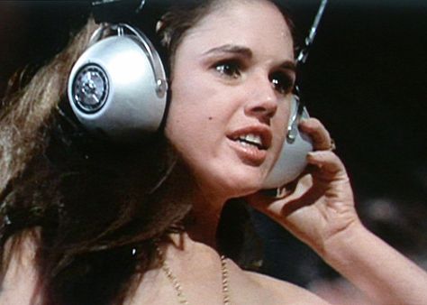 Edie Sedgwick in the film "Ciao! Manhattan." Filmed from 1967 - 1971. #EdieSedgwick #CiaoManhattan Ciao Manhattan Edie Sedgwick, Edie Sedgwick Ciao Manhattan, Ciao Manhattan, Manhattan Film, 60s Glamour, Edie Sedgwick, Manhattan, Headphones, Long Hair Styles